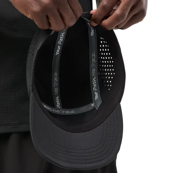 Boné desportivo preto com visor curvo e tecido perfurado nas laterais