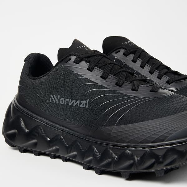 Sapatilhas pretas com logo Normal e solado grosso ondulado