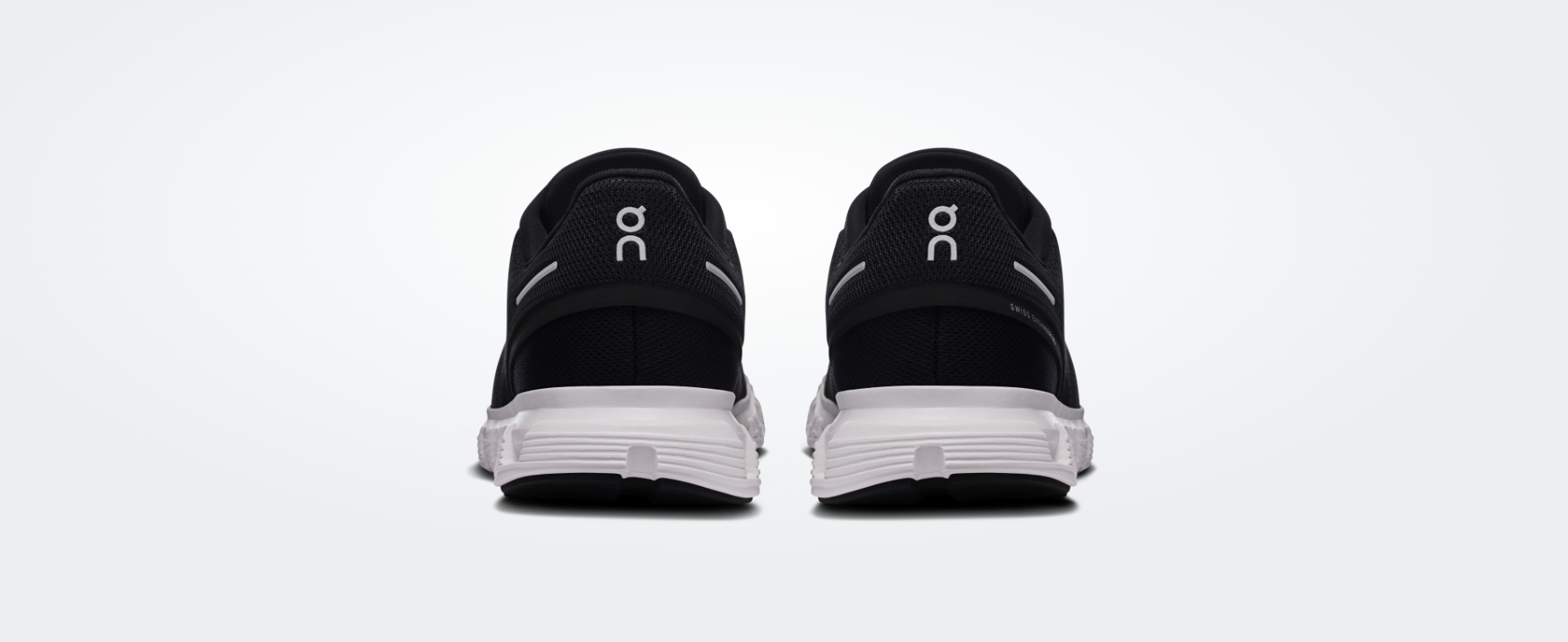 Sapatilhas pretas da marca On vistas de trás com sola branca