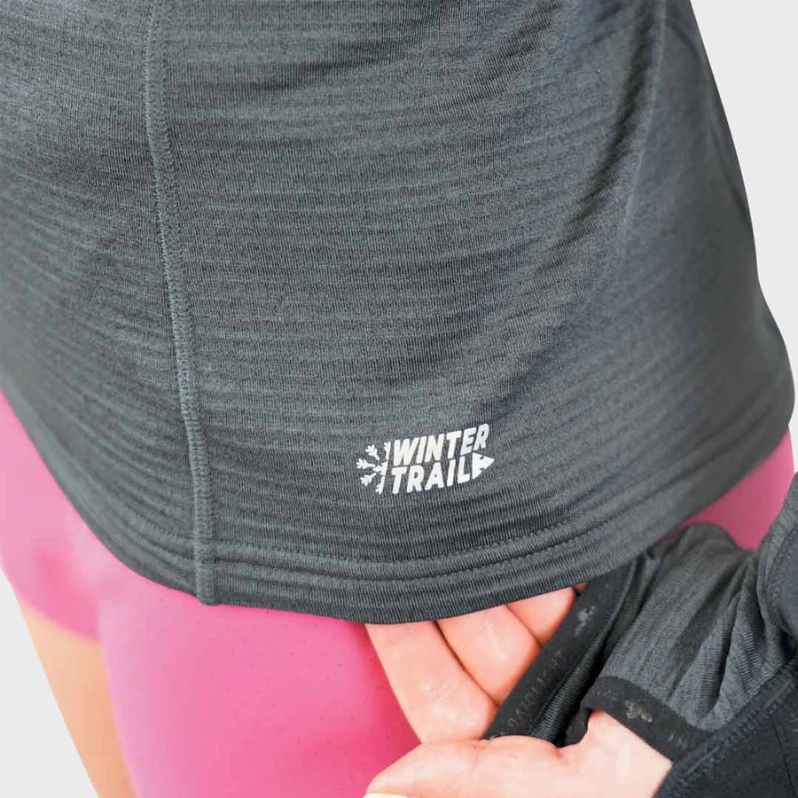 Peça de roupa desportiva cinza escuro com texto WINTER TRAIL em branco
