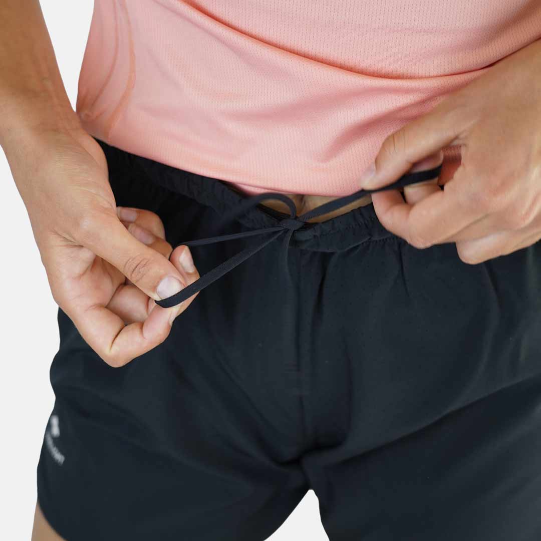 Calções pretos com cordão na cintura e t-shirt cor de rosa