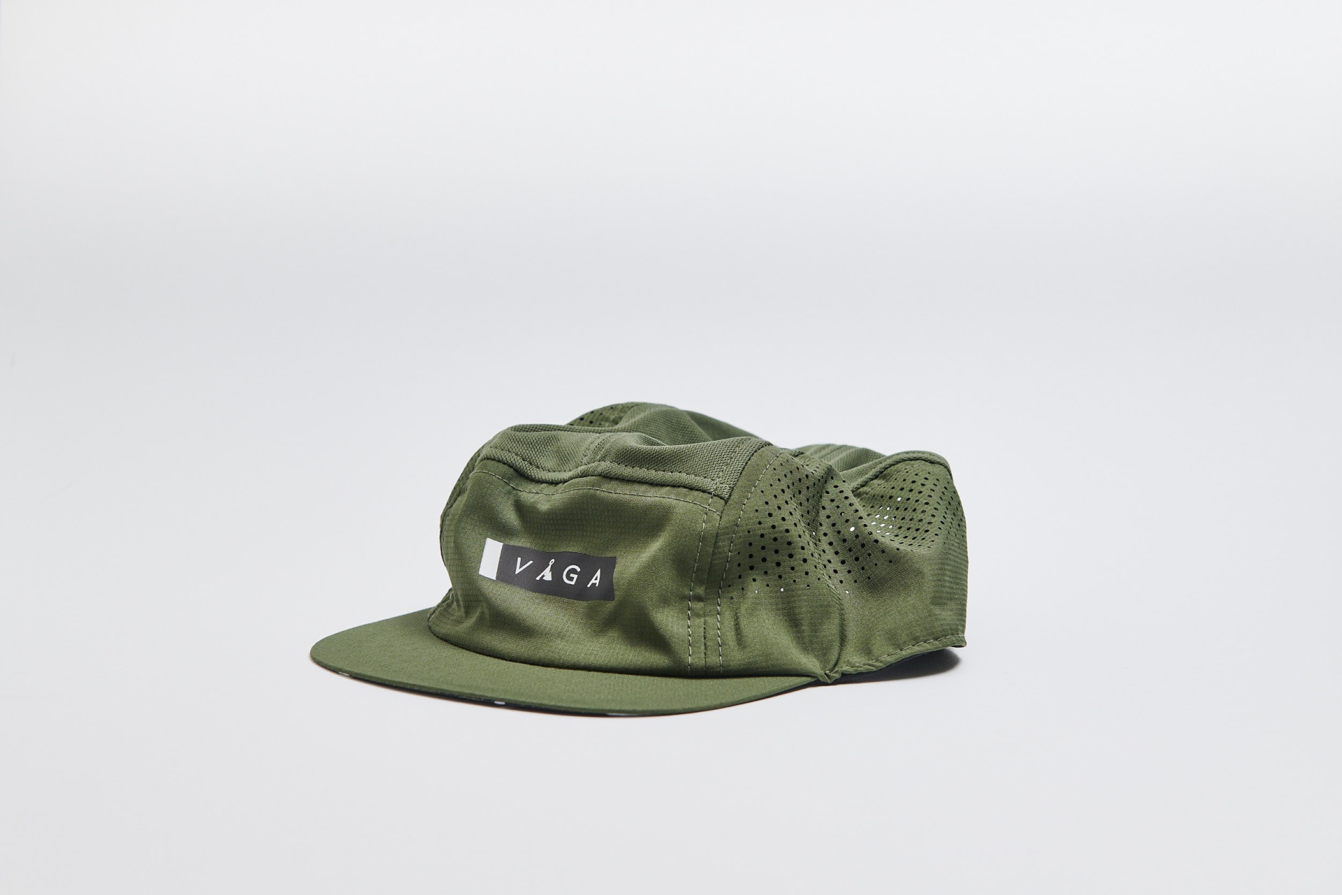 Boné verde militar com texto VÁGA