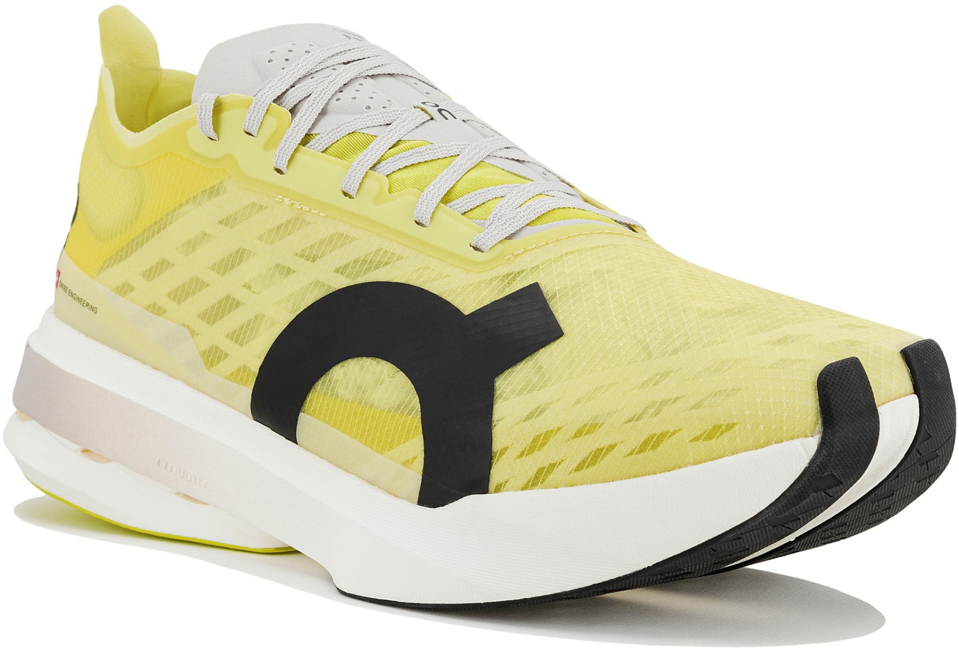 Ténis desportivo amarelo com sola branca e detalhes pretos