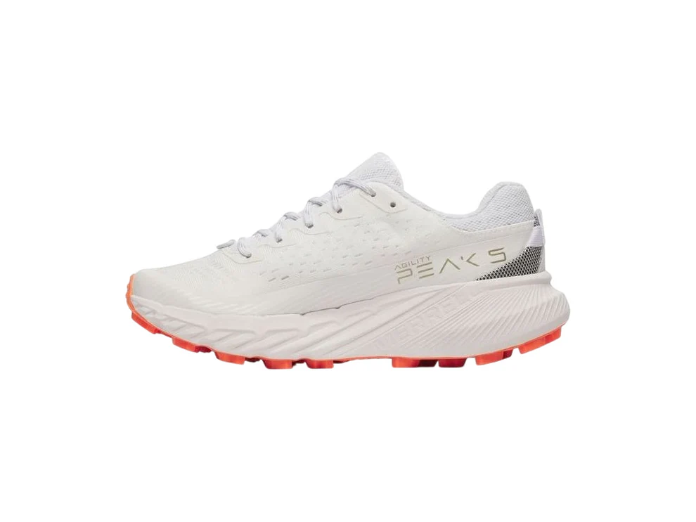 Ténis desportivos brancos com sola espessa e detalhes em vermelho