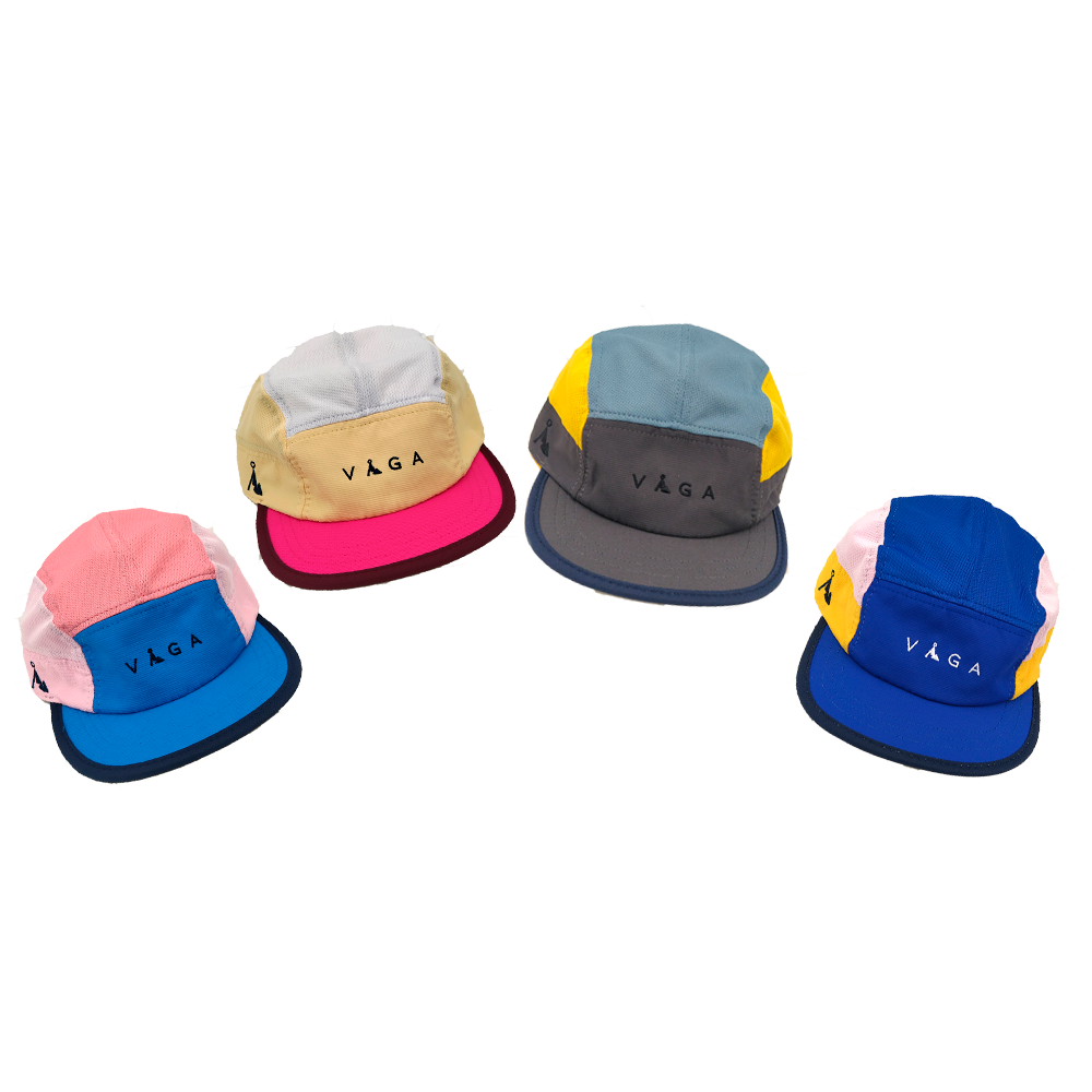 Quatro bonés coloridos com a palavra VAGA na frente