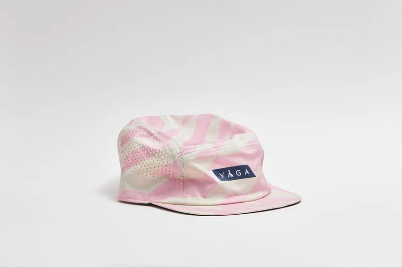 Boné rosa e branco com padrão geométrico e logótipo VAGA