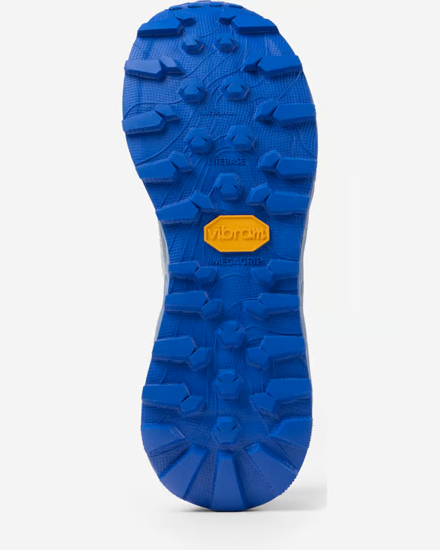 Sola azul de calçado com placa amarela Vibram e padrão texturizado