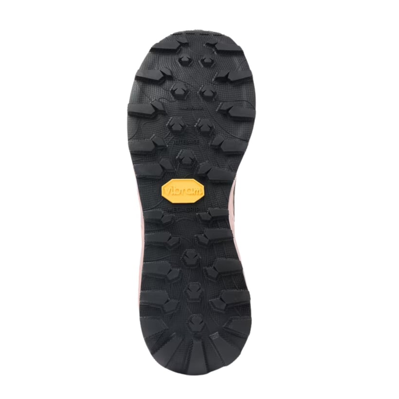 Sola preta de sapato com etiqueta Vibram amarela