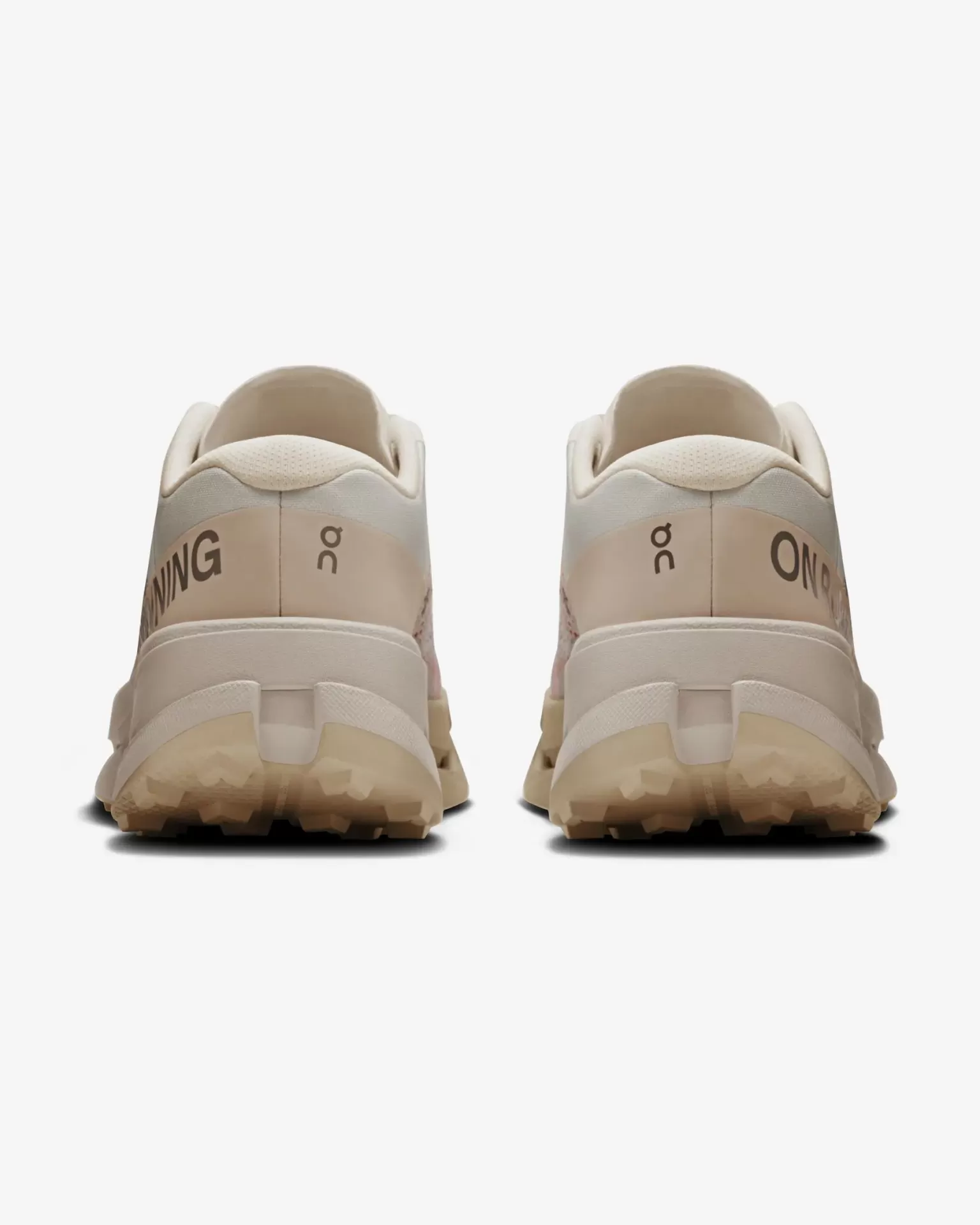 Ténis bege e creme vista traseira com texto ON RUNNING