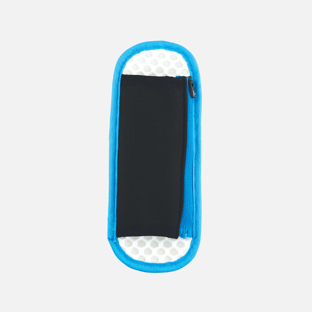 Estojo retangular azul, preto e branco com padrão hexagonal