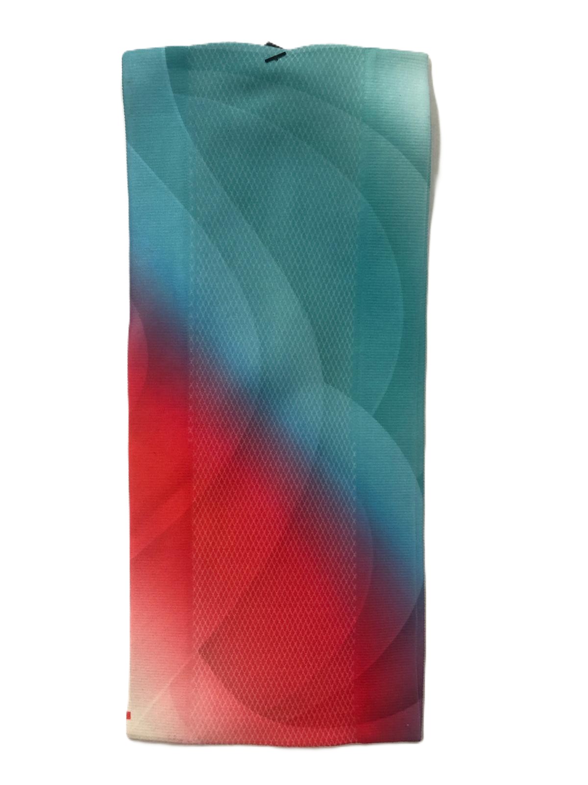 Lenço colorido em degradê de azul, vermelho e branco com padrão geométrico