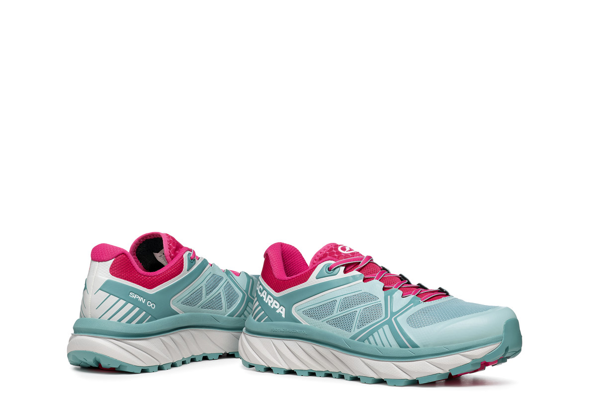 Par de sapatilhas desportivas azuis claras com detalhes em rosa e branco