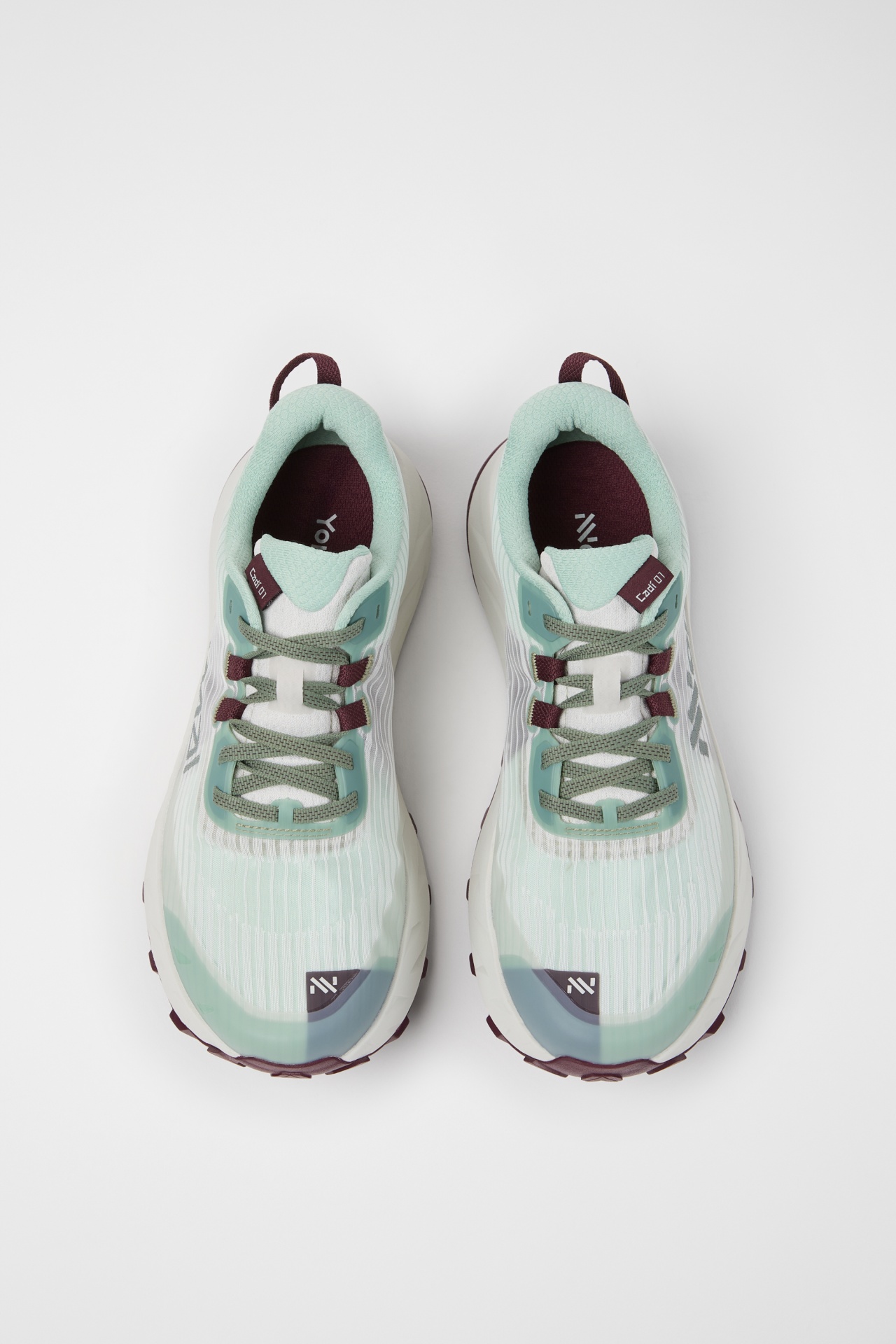 Par de sapatilhas desportivas verdes e bege com detalhes borgonha e texto Laci 01