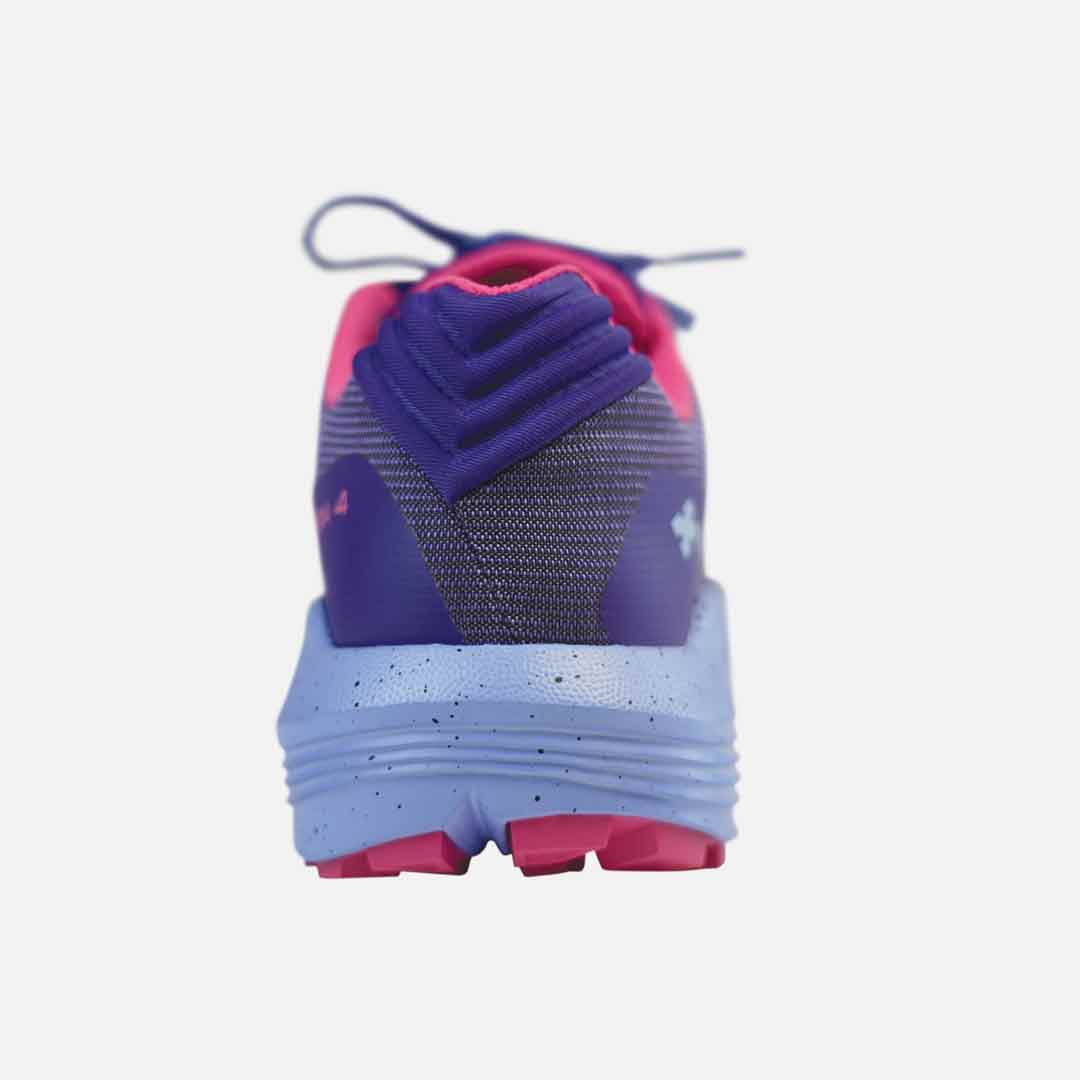 Ténis desportivo roxo com detalhes rosa, vista traseira.