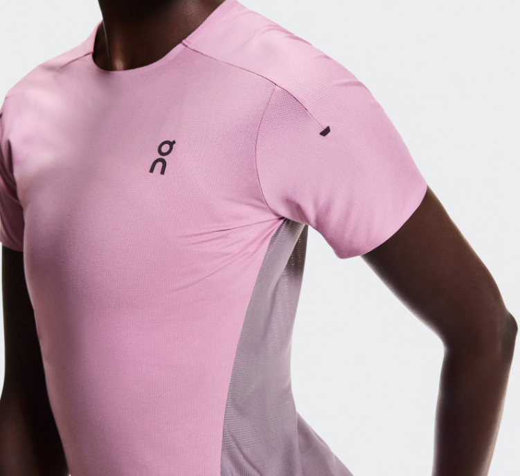 T-shirt desportiva rosa com logótipo preto e painéis cinzentos laterais