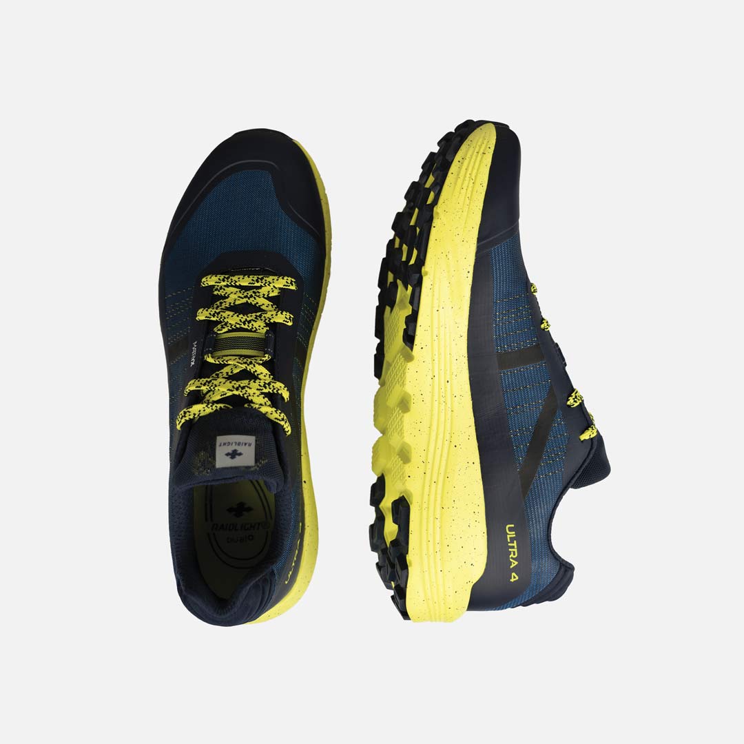 Ténis desportivos azuis com sola amarela e atacadores amarelos e pretos