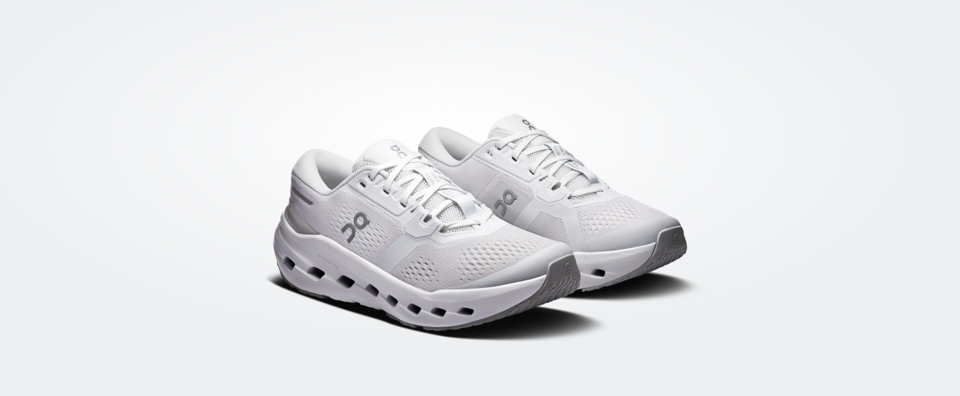 Sapatilhas esportivas brancas com solado perfurado e logótipo oc