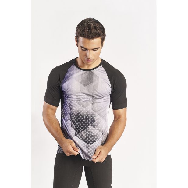 Camiseta desportiva masculina preta e cinza com padrão geométrico