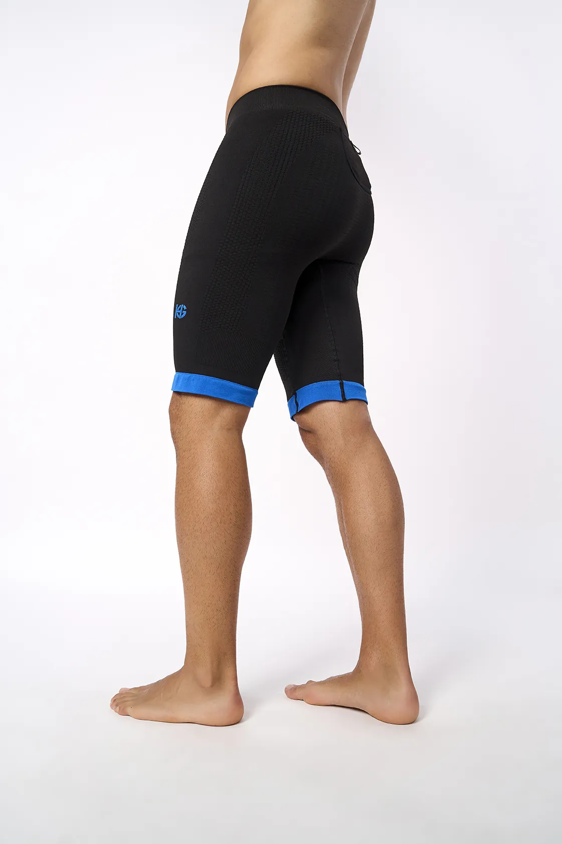 Calções pretos com bainha azul e padrão texturizado