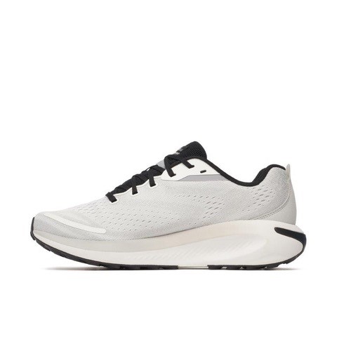 Ténis desportivos brancos com detalhes em preto