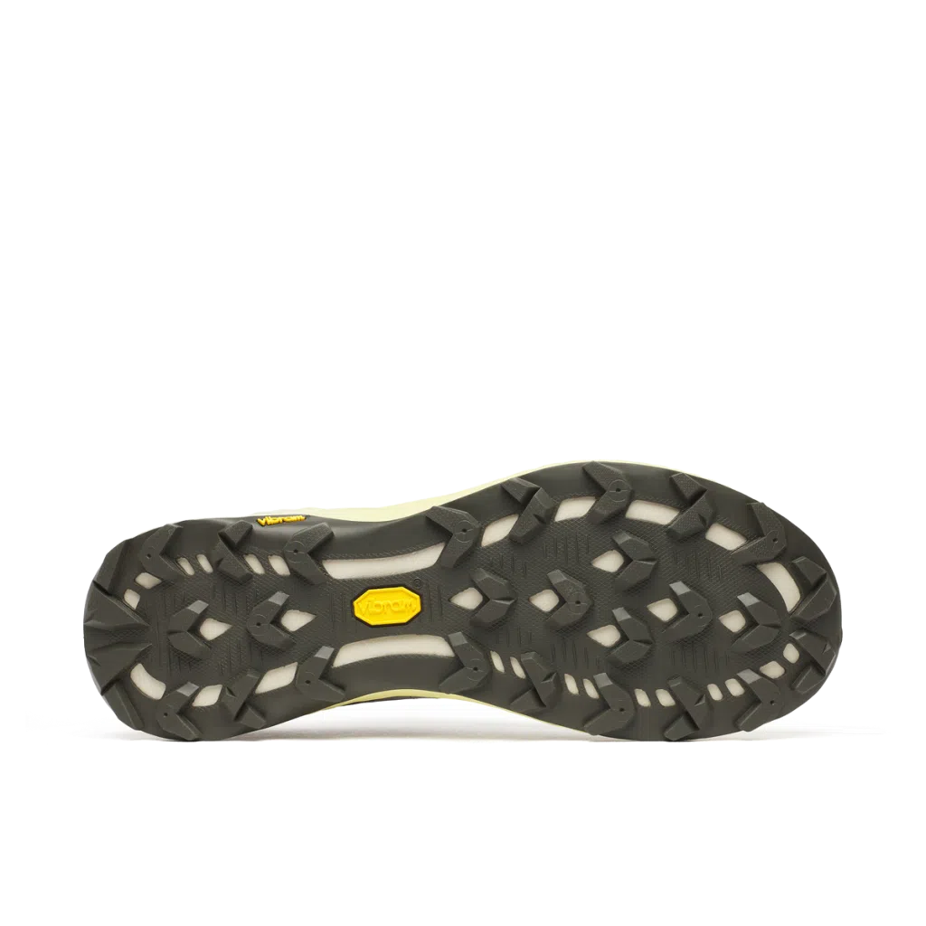 Sola de sapato de caminhada preta com padrão antiderrapante e logotipo Vibram amarelo