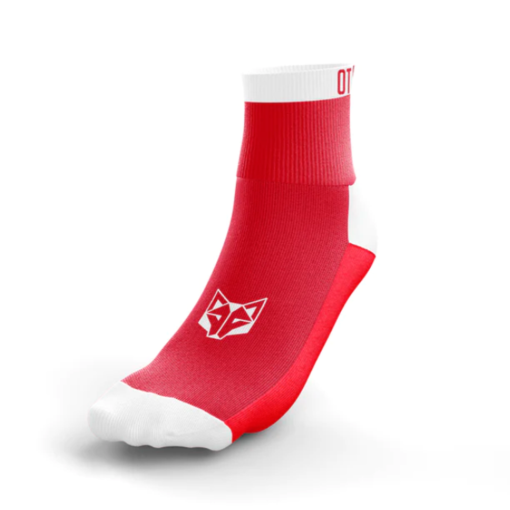 Meia vermelha com punho branco e logo de raposa branca.