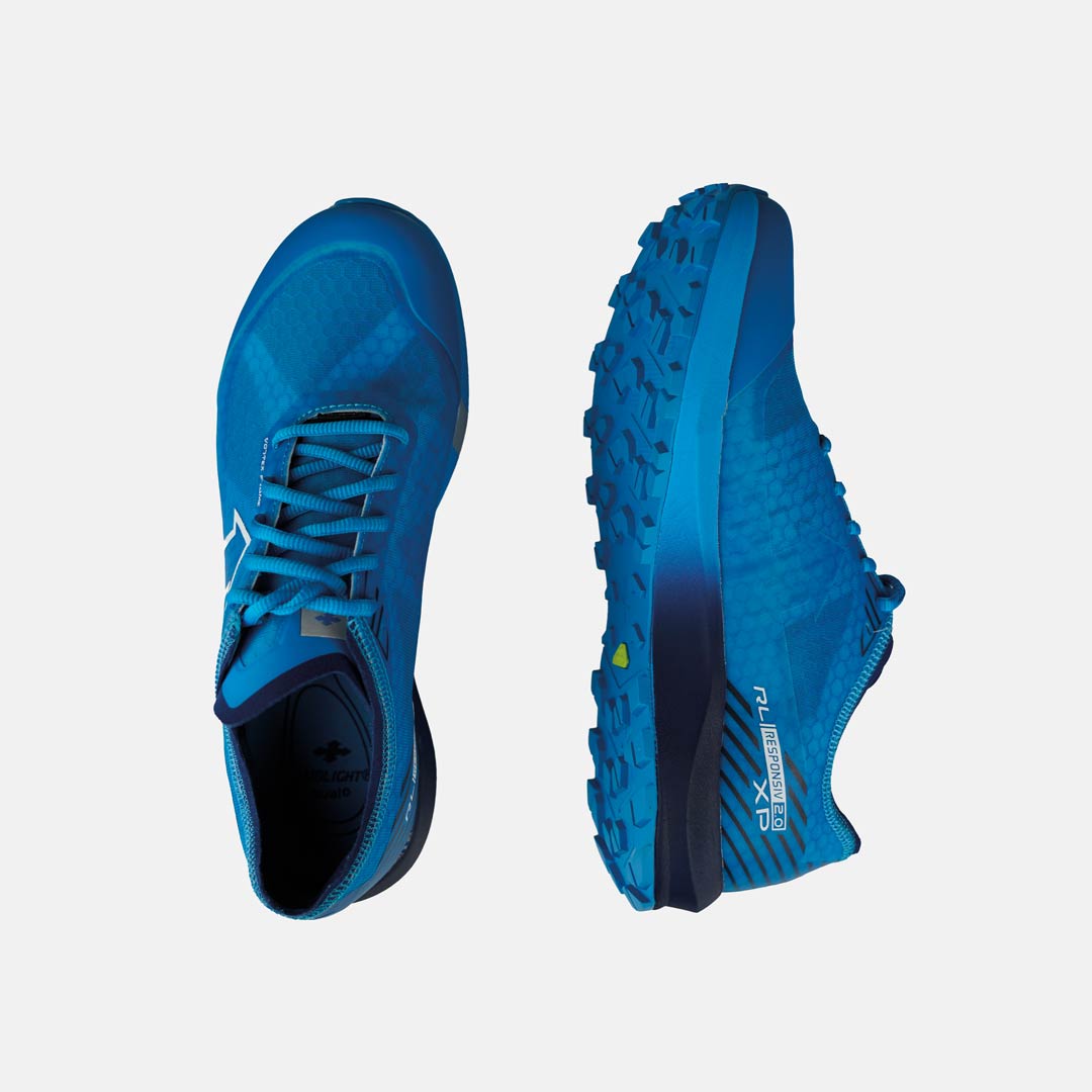Tênis de corrida trail azul com sola texturizada e detalhes em branco