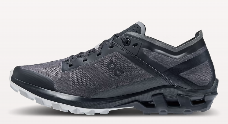 Ténis desportivo cinzento escuro e preto com sola branca e logotipo 'on'