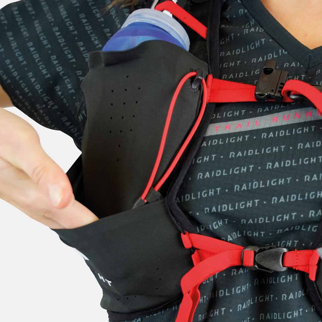 Colete desportivo preto com detalhes vermelhos e garrafa de água azul