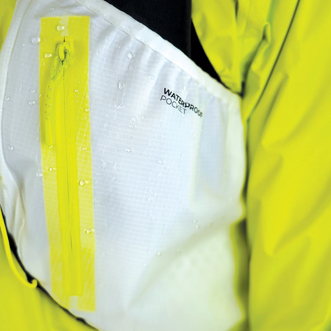 Bolso branco à prova de água com fecho amarelo em tecido texturizado e gotas.