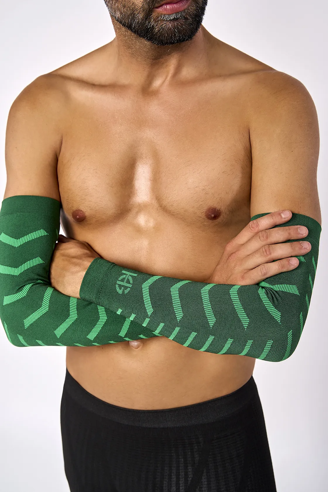 Mangas compridas verdes com padrão em braços de homem sem camisa