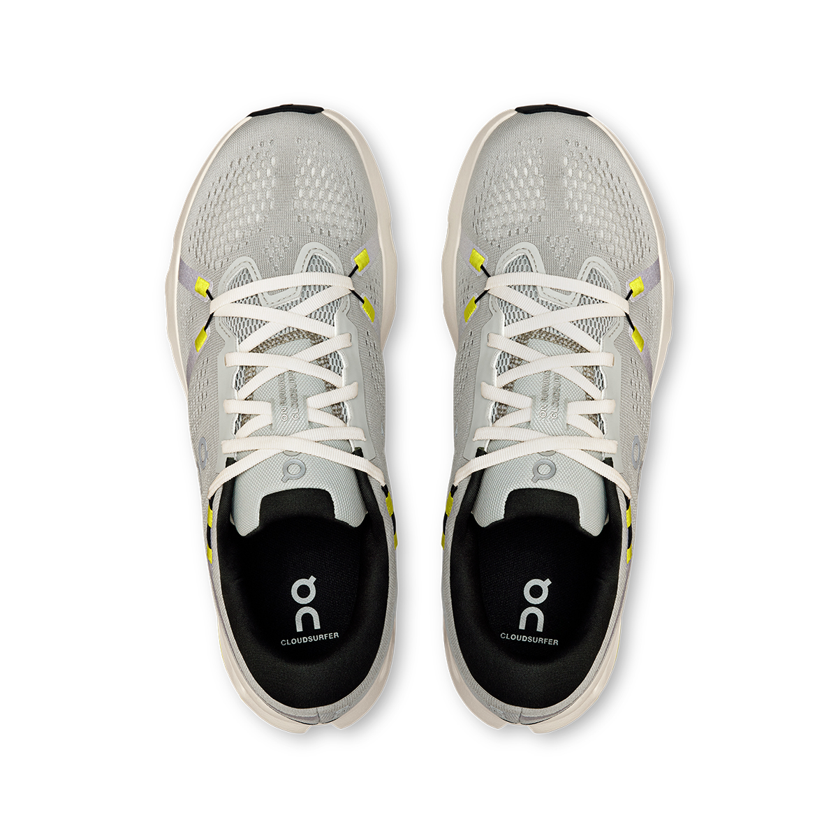 Sapatilhas desportivas cinza claro com detalhes amarelos e atacadores brancos vistas de cima