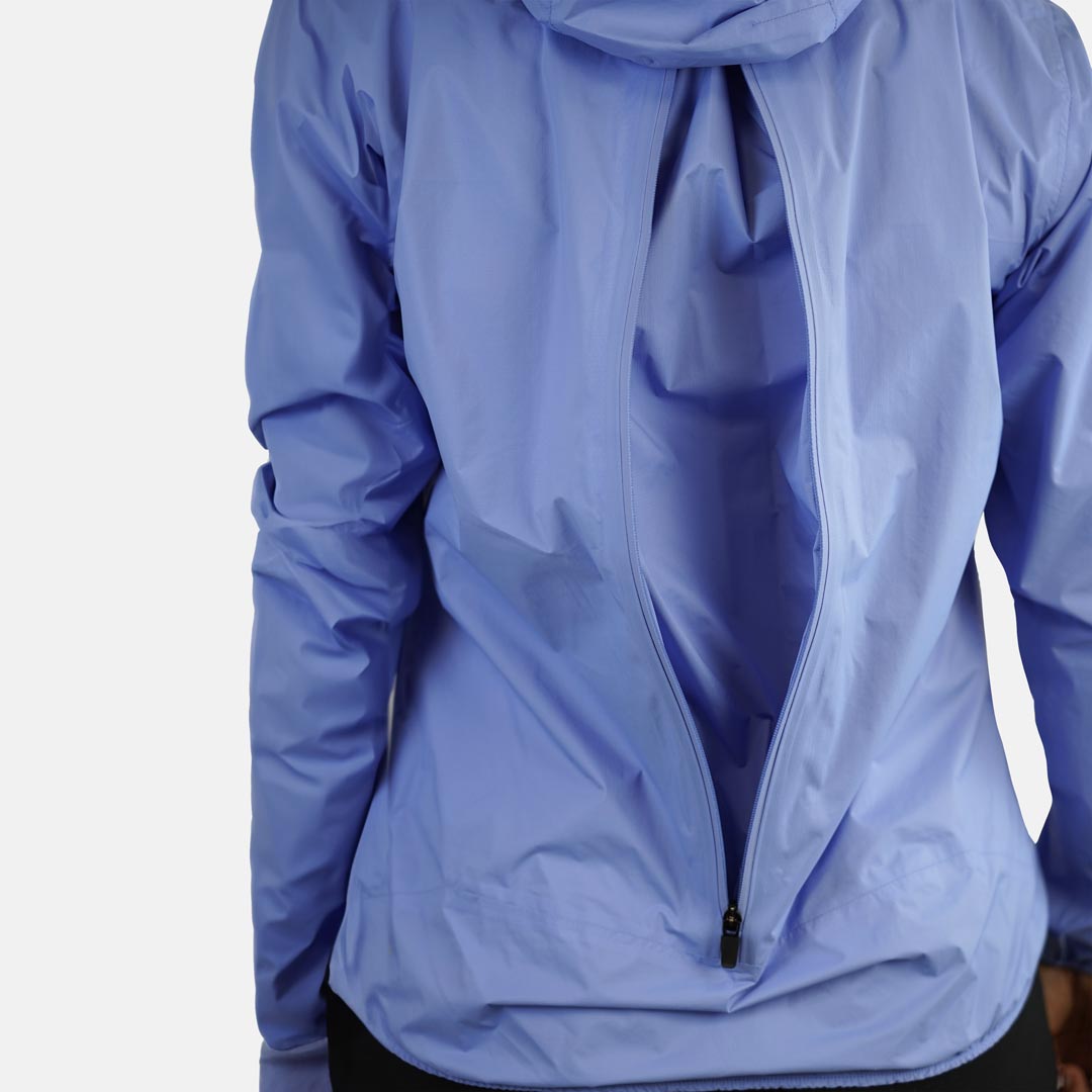 Casaco desportivo azul claro com fecho de correr na parte de trás aberto