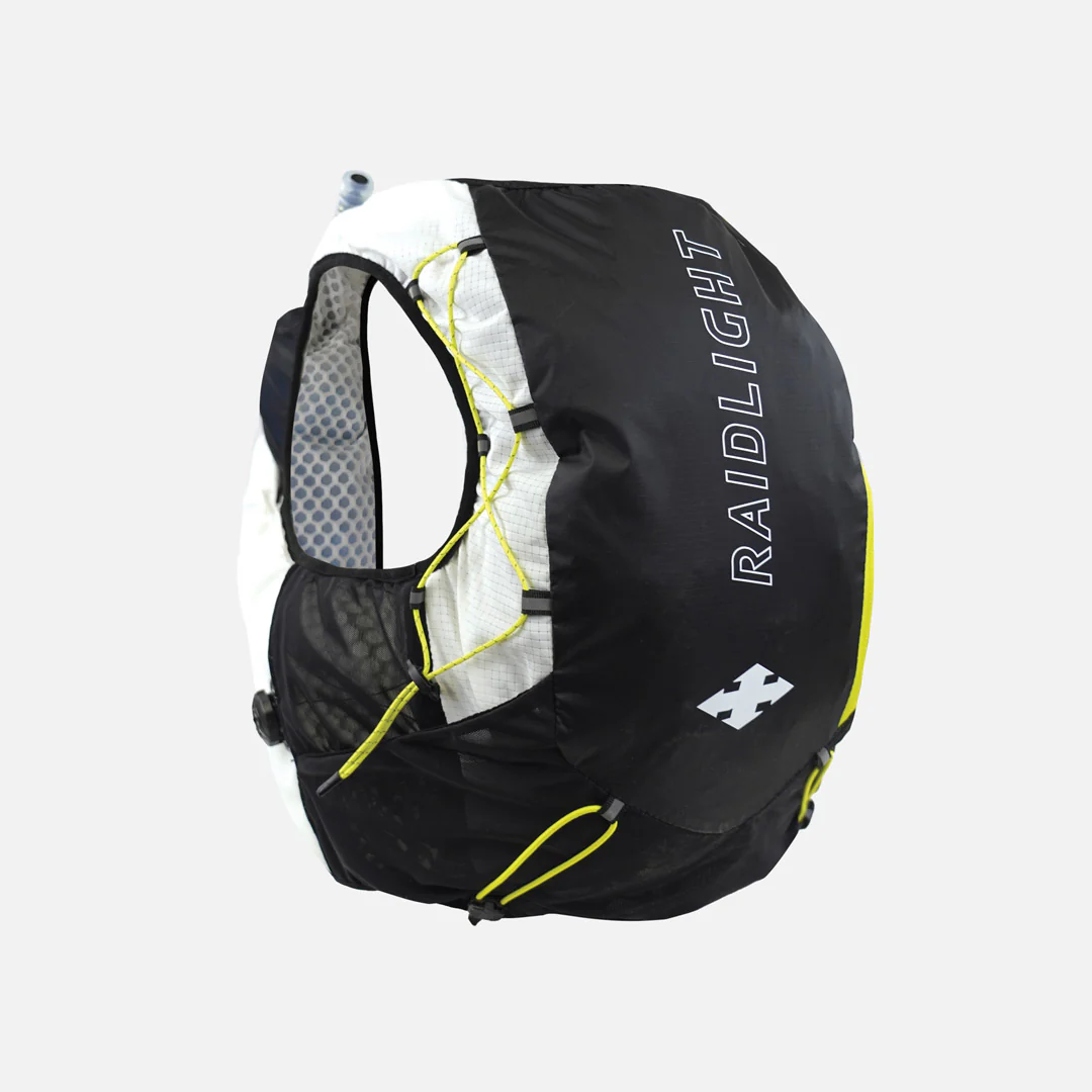 mochila preta e branca com cordas amarelas RAIDLIGHT