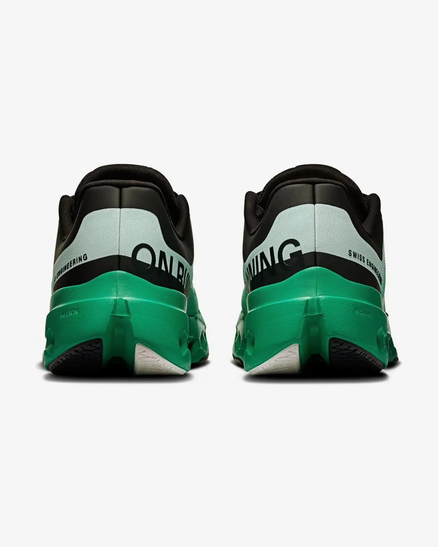 Sapatilhas desportivas verdes e azul claro vistas de trás