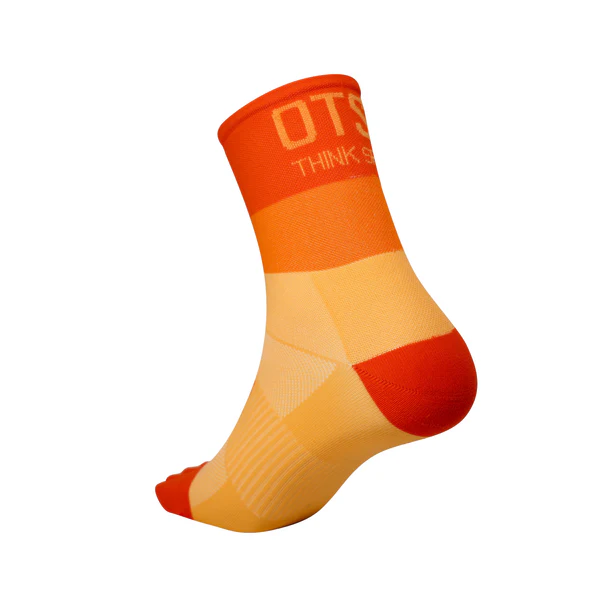 Meia desportiva em tons de laranja e amarelo com texto OTS THINKS