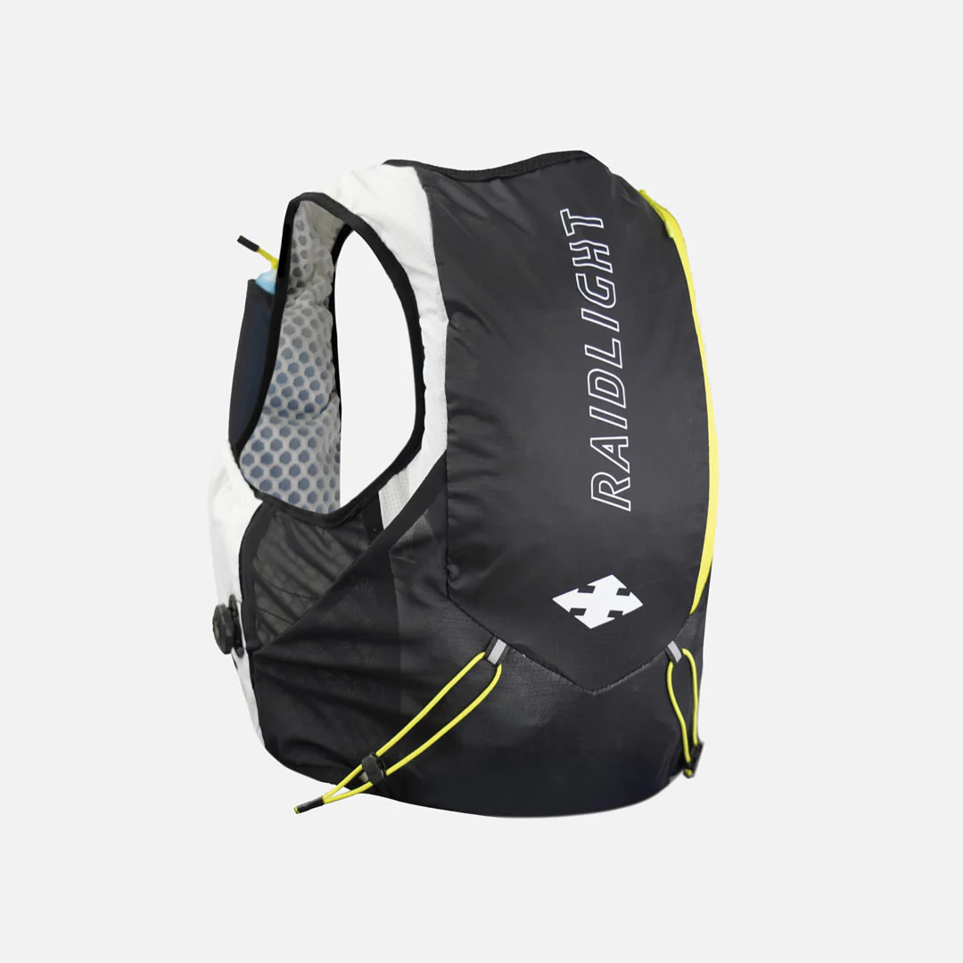 Mochila desportiva preta com texto RAID LIGHT