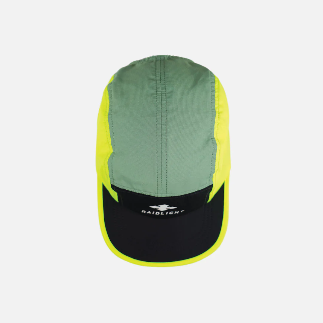 Boné desportivo verde e amarelo com pala preta e texto Raidlight