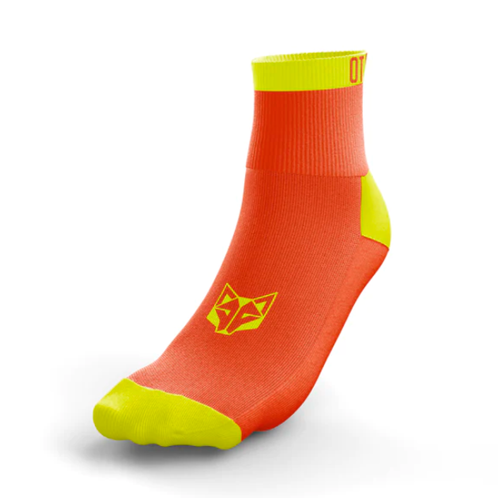 Meia desportiva laranja com detalhes amarelos fluorescentes e logotipo de raposa