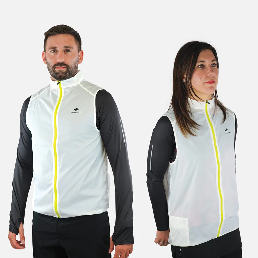 Coletes desportivos brancos com fecho amarelo e logos RAIDLIGHT, usados por homem e mulher