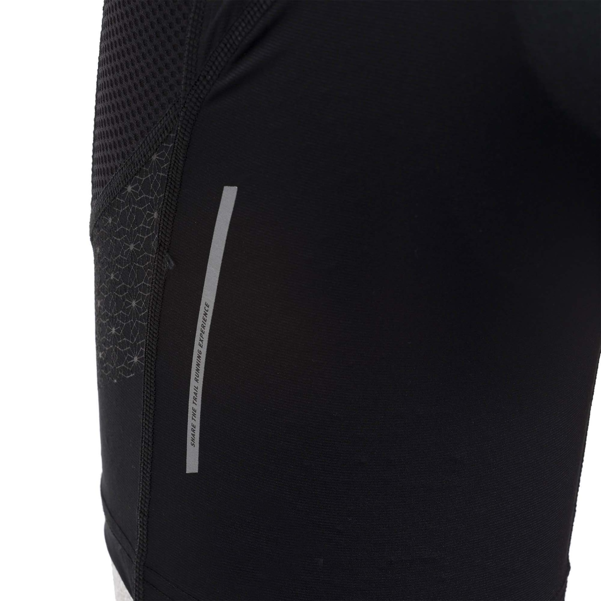 Roupa desportiva preta com padrão em malha e linha cinzenta refletora