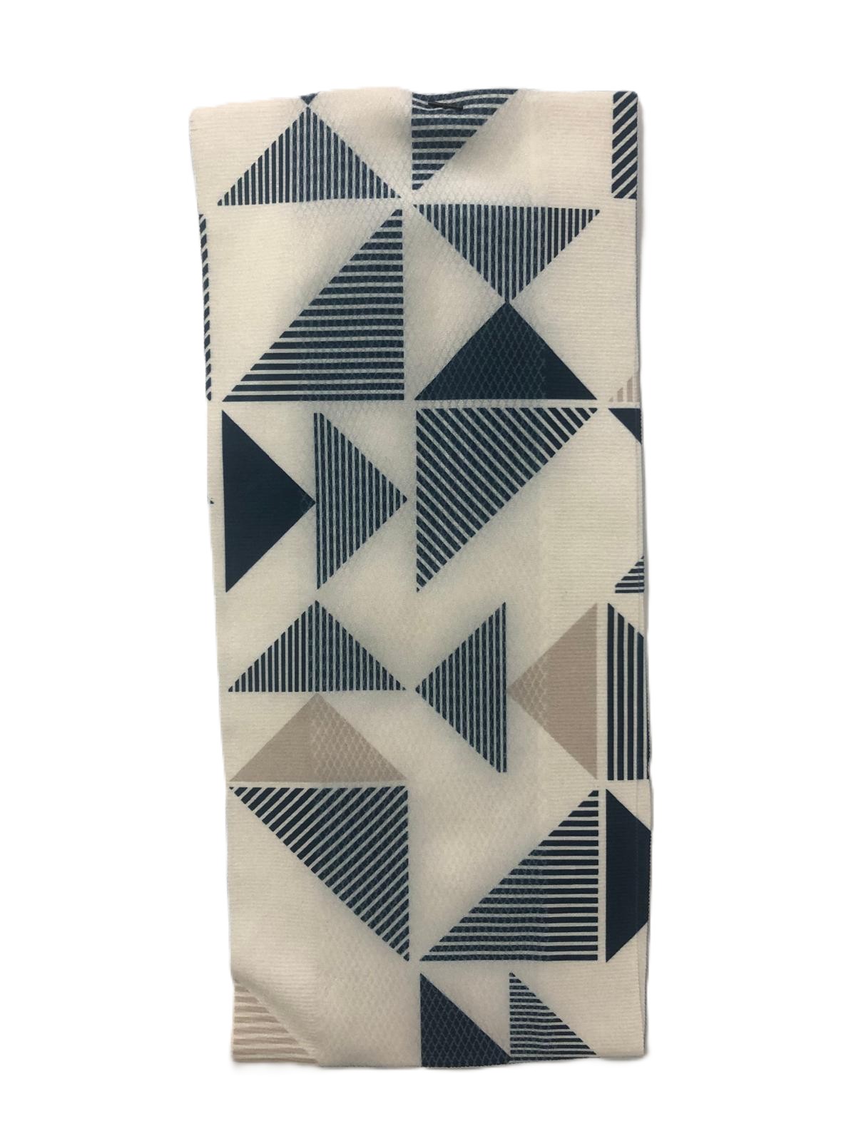 Pano de cozinha com padrão geométrico de triângulos em azul escuro, cinza e bege