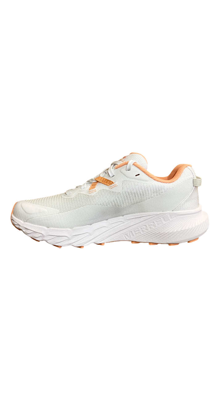 Ténis desportivo branco com detalhes em cor de salmão e sola grossa