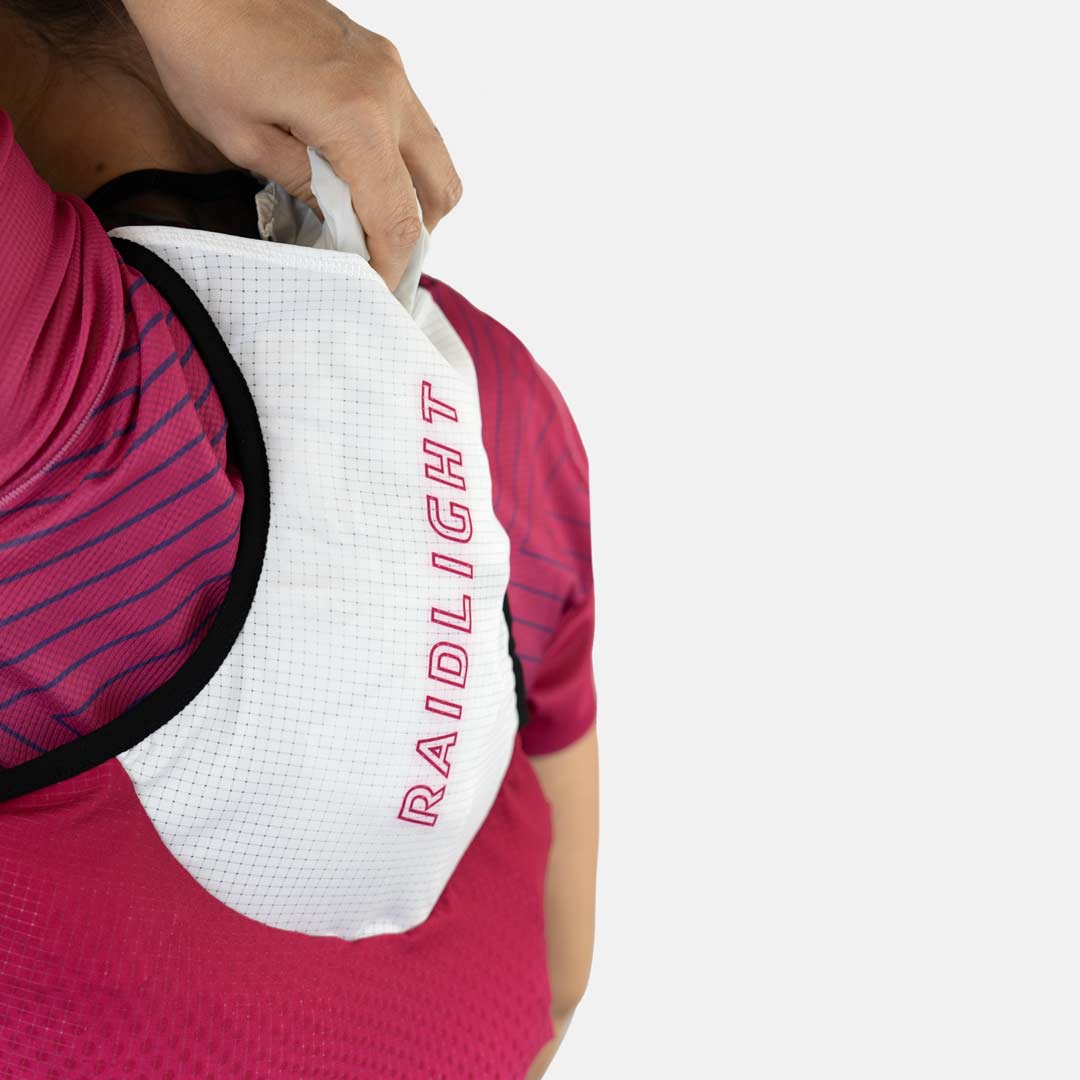 Mochila de corrida branca com texto RAIDLIGHT