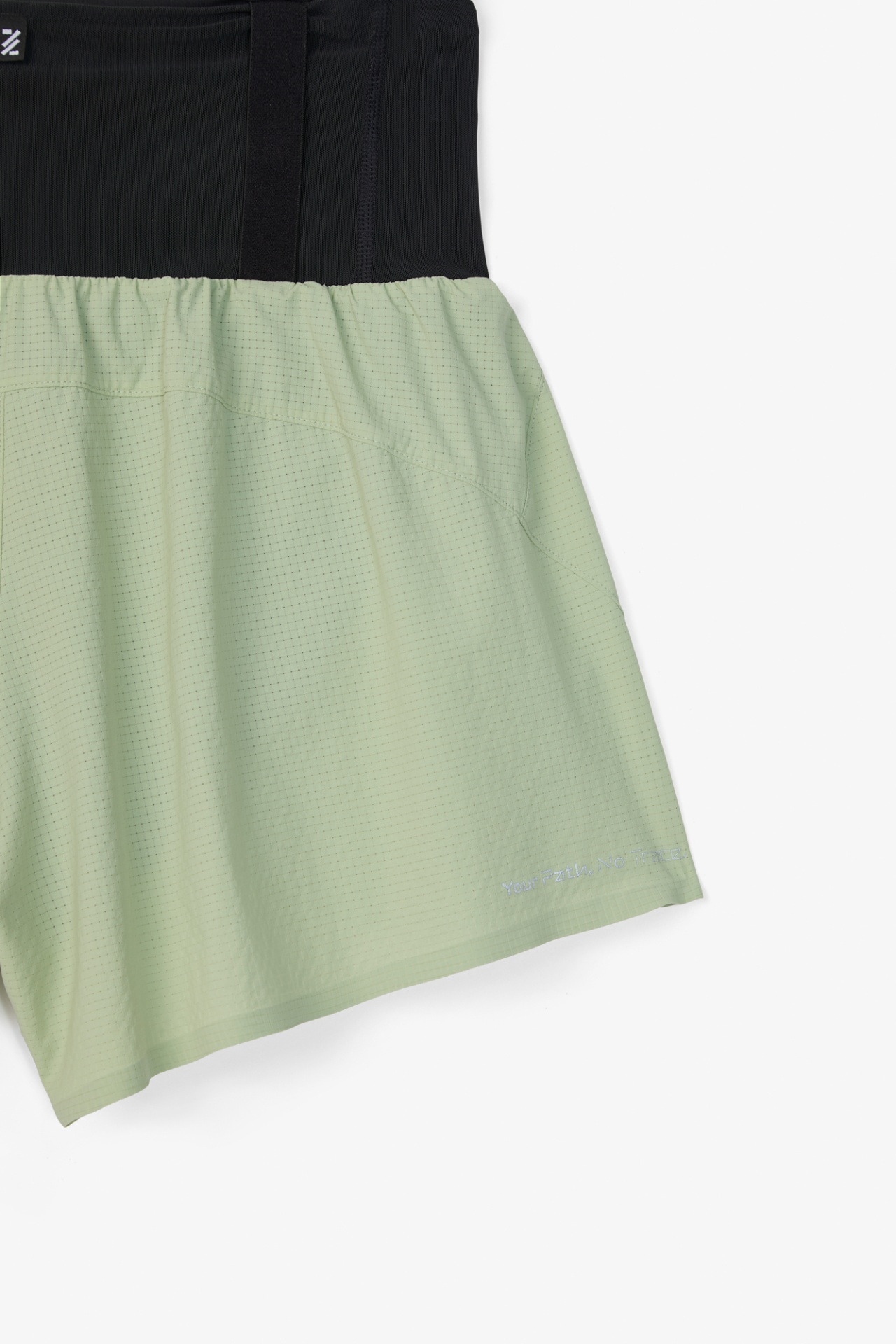 Saia ou vestido verde claro com cintura preta elástica e texto na bainha