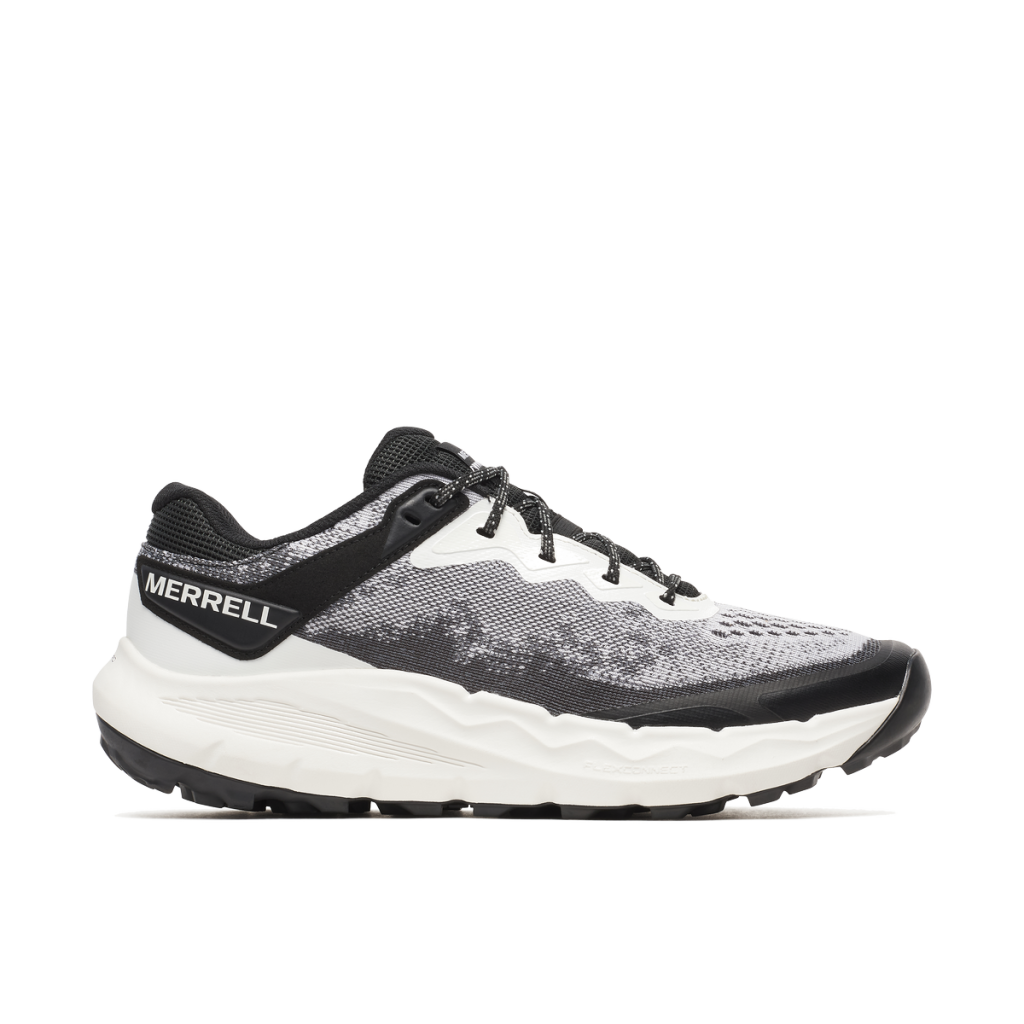 Ténis Merrell cinza, branco e preto com logo na lateral