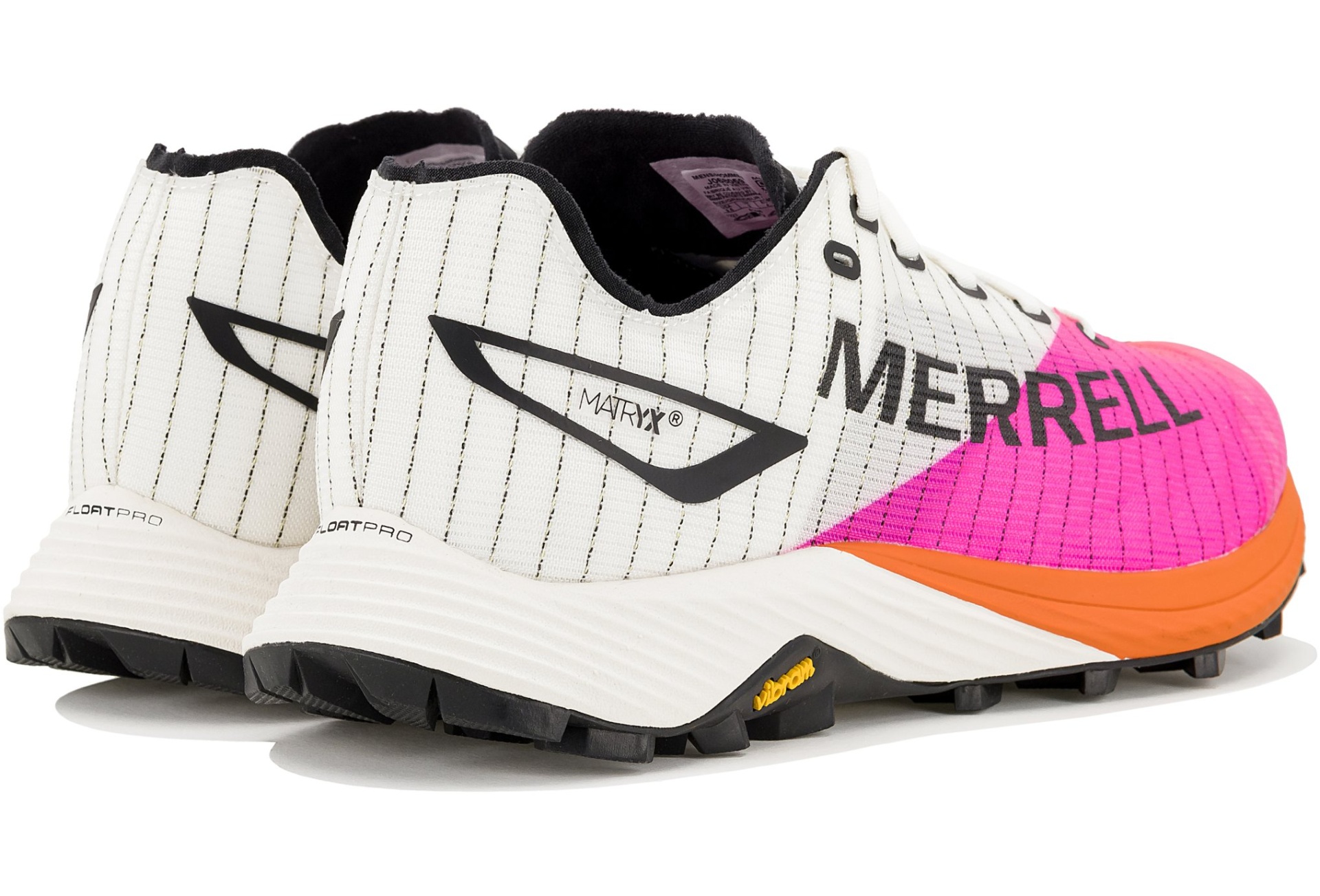 Par de ténis desportivos Merrell branco com riscas pretas, rosa fluorescente e laranja