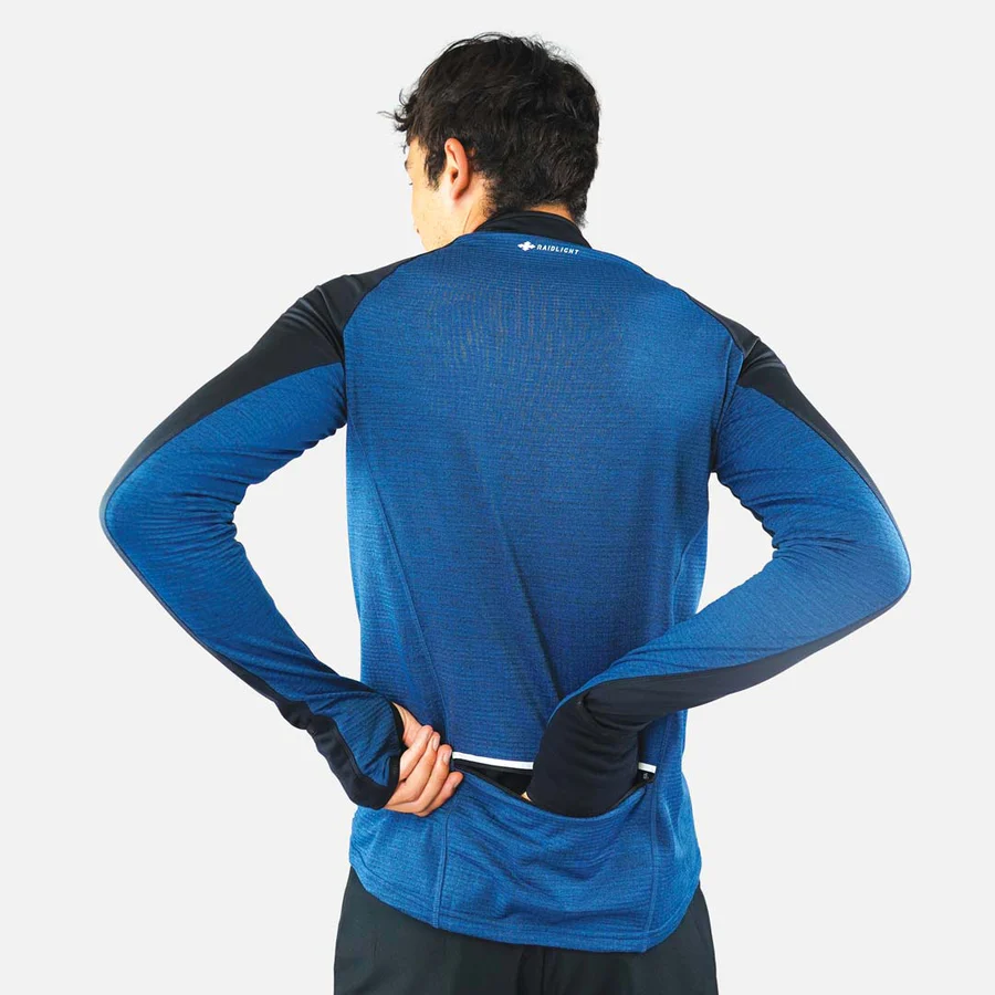 Homem a vestir camisa desportiva azul com detalhes pretos e bolso traseiro