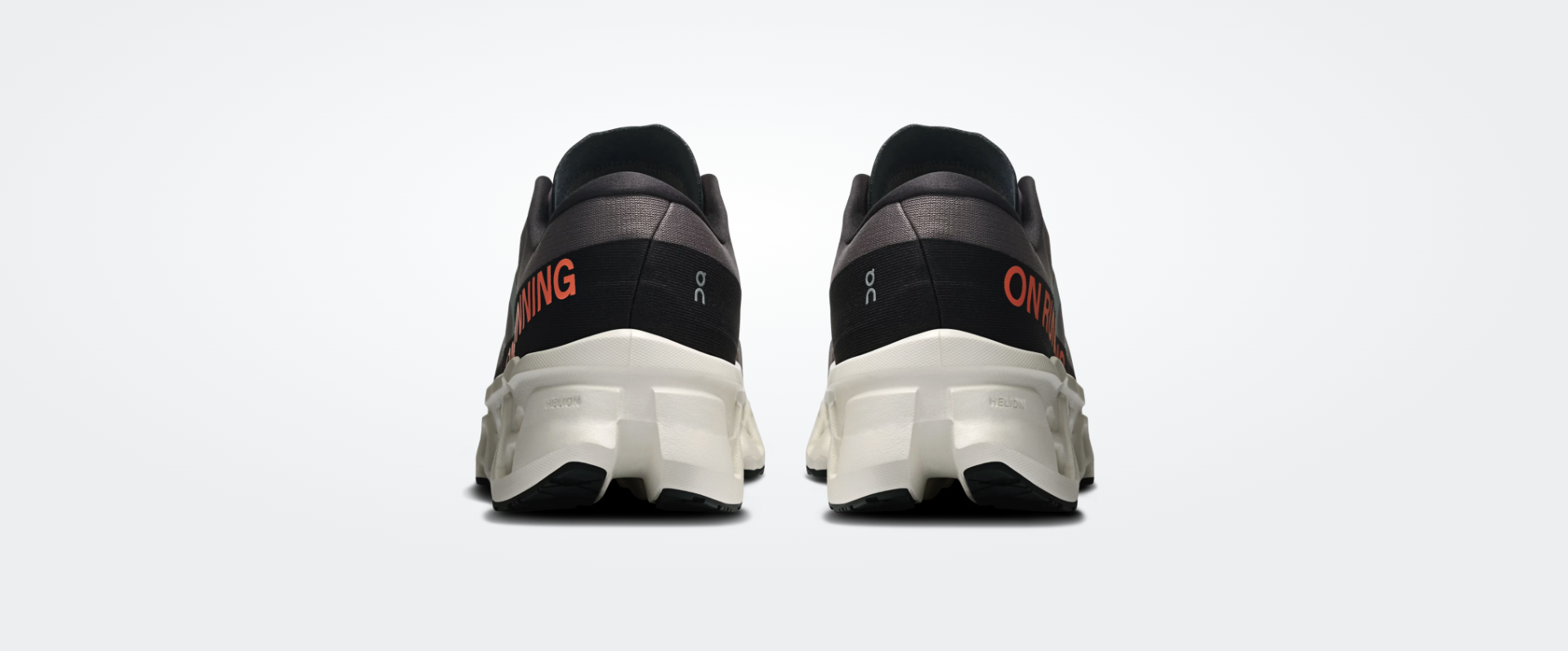 Sapatilhas desportivas pretas e cinzentas vista de trás com sola branca