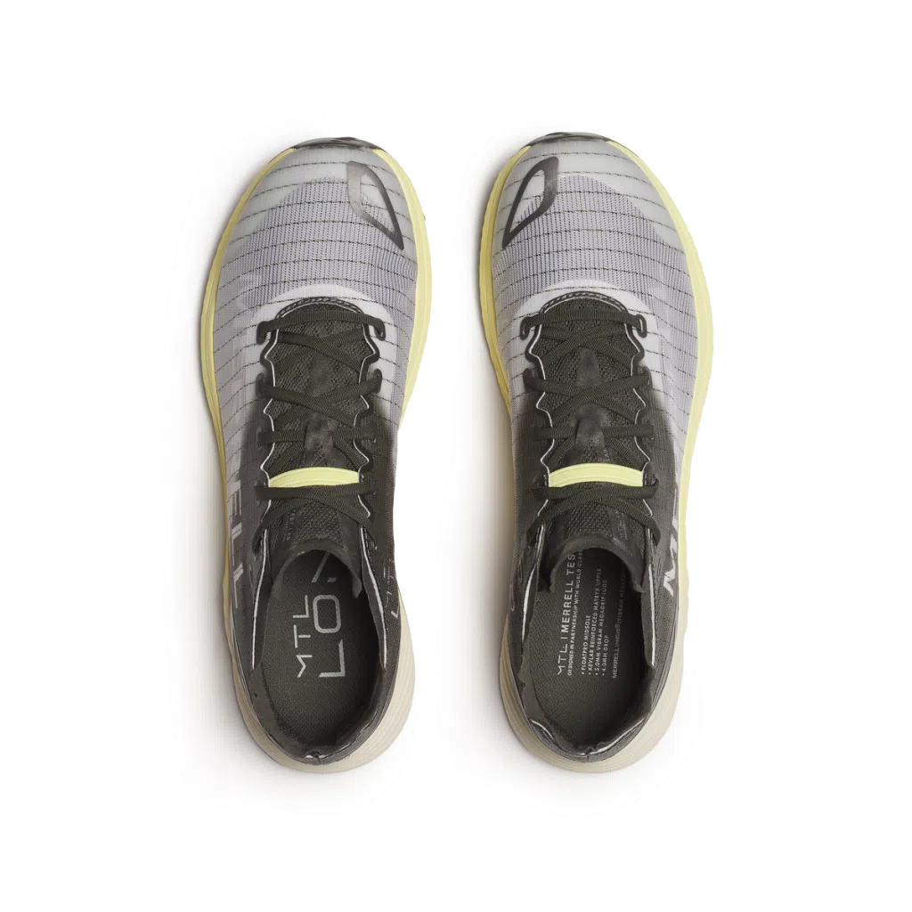 Sapatilhas desportivas cinzentas e pretas com sola amarela clara e atacadores pretos